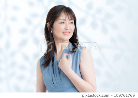 一位中年婦女在白色背景下做皮膚護理 109761769
