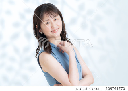 一位中年婦女在白色背景下做皮膚護理 109761770