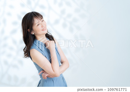 一位中年婦女在白色背景下做皮膚護理 109761771