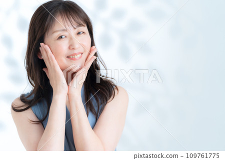 一位中年婦女在白色背景下做皮膚護理 109761775