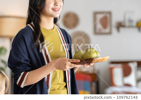 拿著梨的年輕女子 拿著梨的年輕女子 109762148