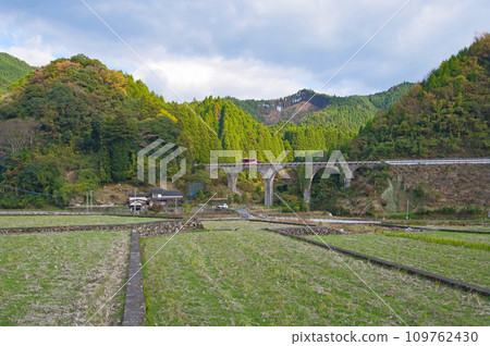 BRT bus running on Kurikino Bridge in Toho Village, Fukuoka Prefecture 109762430
