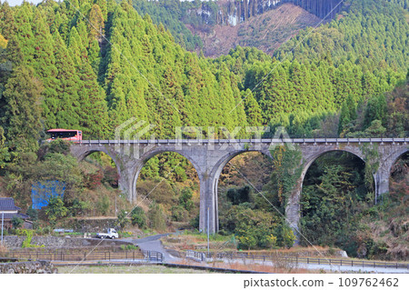 BRT巴士經過福岡縣東豐村栗野大橋 109762462