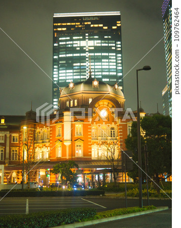 Night view of Tokyo station Marunouchi 109762464