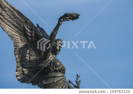 Constitution Arch with clear blue sky in background. Closeup of famous marble statue on sunny day. Iconic Symbol of London 109763220