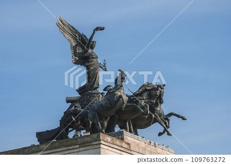 Sculpture on Wellington Arch with clear blue sky in background. Symbol of London at Green Park. Beautiful sunny day during summer. 109763272