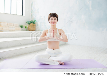 一個小伙子瑜伽 一個小伙子瑜伽 109763592