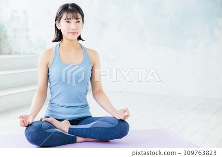 一個小伙子瑜伽 109763823