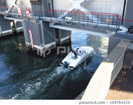 航行經過東京江東區永泰大島川水門的船隻 109764228