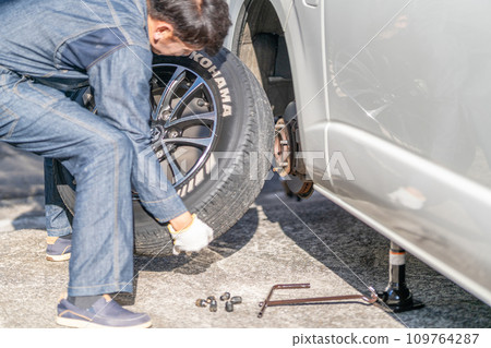 Tire replacement Jack up Remove summer tires Replacement work Mechanic 109764287