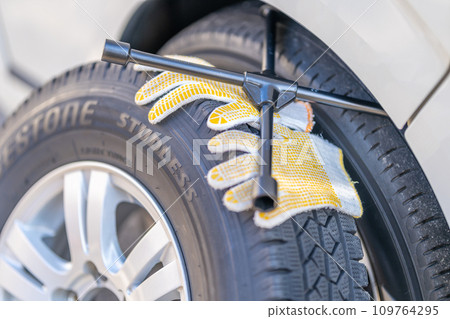 Tire replacement, studless tires, cross wrench, work gloves 109764295