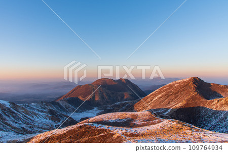 冬天的九重山山頂日落，晴空萬裡，白雪皚皚，日本名山百選，大分縣九重山脈 109764934