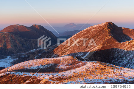 冬天的九重山山頂日落，晴空萬裡，白雪皚皚，日本名山百選，大分縣九重山脈 109764935