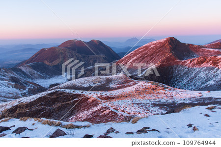 冬天的九重山山頂日落,晴空萬裡,白雪皚皚,日本名山百選,大分縣九重山脈 冬天的九重山山頂日落,晴空萬裡,白雪皚皚,日本名山百選,大分縣九重山脈 109764944
