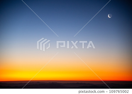 Dawn at the summit of Mt. Inaboshi in winter with clear skies and snow, Japan's 100 Famous Mountains, Kokonoe Mountains, Oita Prefecture 109765002