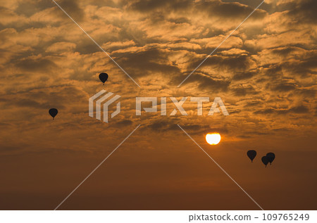 熱氣球漂浮在清晨的天空 109765249