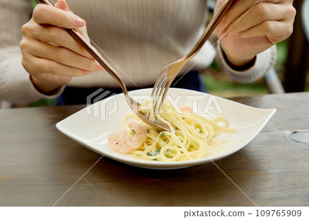 吃麵團的婦女在咖啡館 109765909