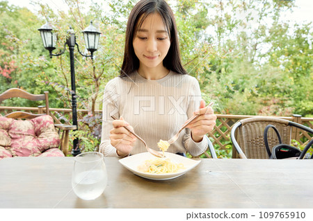 吃麵團的婦女在咖啡館 109765910