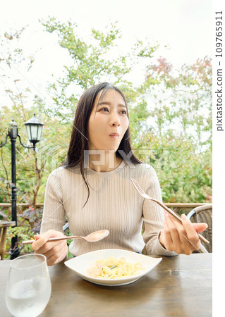 吃麵團的婦女在咖啡館 109765911