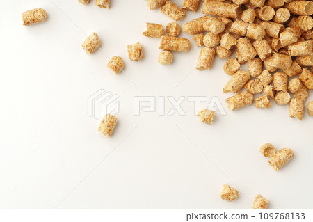 Wooden filler for cat litter box isolated on white background 109768133