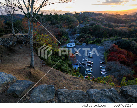 從岡城跡眺望的秋日夕陽(大分縣武田市) 從岡城跡眺望的秋日夕陽(大分縣武田市) 109768254
