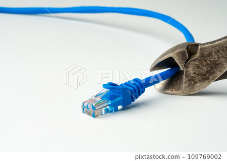 Cutting pliers cut electric cable close up Cutting pliers cut electric cable close up 109769002