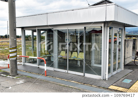 Waiting room of Toyama Regional Railway Shinmiyagawa Station (Kamiichi Town, Toyama Prefecture) 109769417