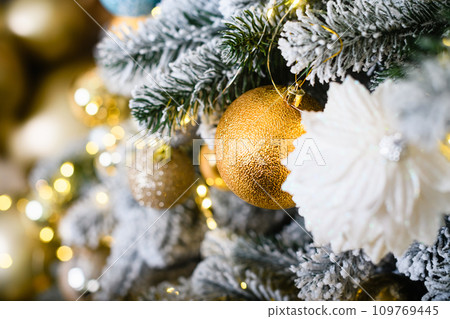 Christmas tree bulbs with yellow garlands, xmas tree with decorative bulbs. Christmas tree bulbs with yellow garlands, xmas tree with decorative bulbs. 109769445