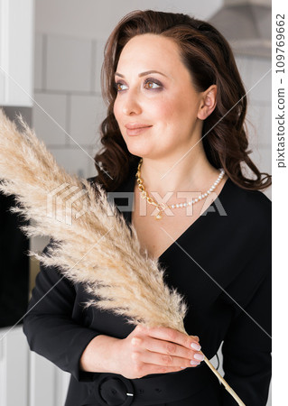 Close-up female in modern pearl and gold necklace chain with pendant. Handmade jewellery and accessories. 109769662