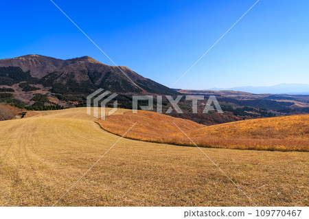 Hiranodai Plateau in autumn with beautiful colored fields and mountains (Minamioguni Town, Aso District) Hiranodai Plateau in autumn with beautiful colored fields and mountains (Minamioguni Town, Aso District) 109770467