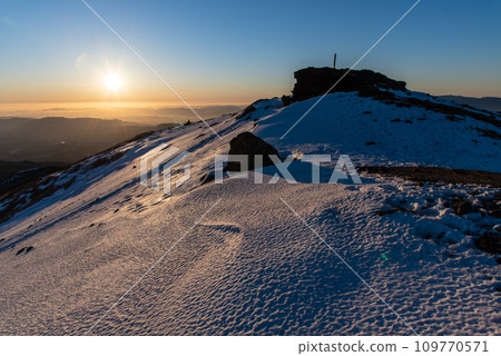 Dawn at the summit of Mt. Inaboshi in winter with clear skies and snow, Japan's 100 Famous Mountains, Kokonoe Mountains, Oita Prefecture Dawn at the summit of Mt. Inaboshi in winter with clear skies and snow, Japan's 100 Famous Mountains, Kokonoe Mountains, Oita Prefecture 109770571