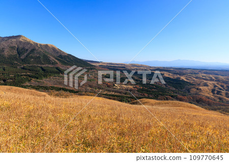 秋天的平野台高原,美麗的彩色田野和山脈(阿蘇郡南小國町) 秋天的平野台高原,美麗的彩色田野和山脈(阿蘇郡南小國町) 109770645
