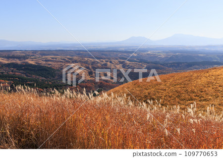 秋天的平野台高原，美麗的彩色田野和山脈（阿蘇郡南小國町） 109770653