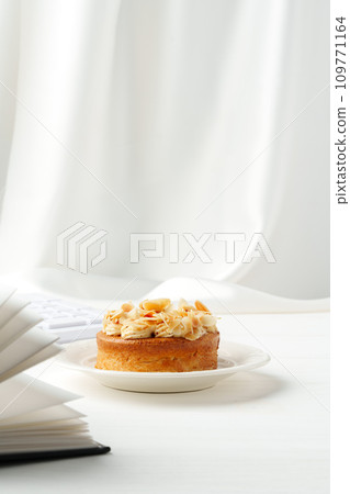 Close up of tartlet with almond petals 109771164