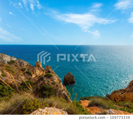 Atlantic rocky coast (Ponta da Piedade, Lagos, Algarve, Portugal). 109773339