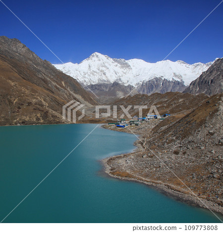 Snow covered mountain Cho Oyo and Dudh Pokhari, lake in Gokyo, Sagarmatha Nationalpark, Nepal. 109773808