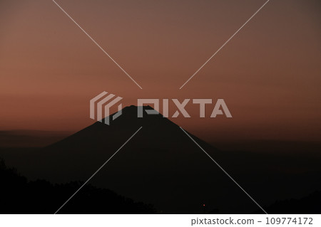 從北斗長坂町看到的浮在黎明天空中的富士山 從北斗長坂町看到的浮在黎明天空中的富士山 109774172