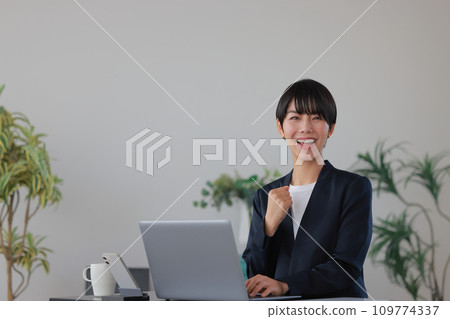 Morning business woman full of motivation 2 Morning business woman full of motivation 2 109774337