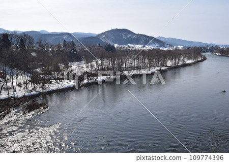 Snow melting scenery in heavy snowfall area 109774396