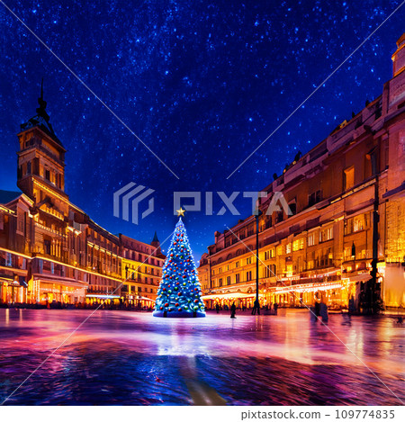 夜晚廣場上的聖誕樹插圖 109774835