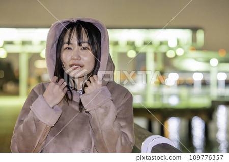 享受照明的女人 109776357