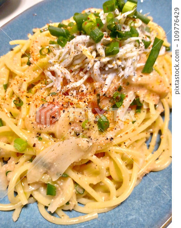 銀魚peperoncino,老婆的家常菜,在家享用晚餐,幸福的一家人 銀魚peperoncino,老婆的家常菜,在家享用晚餐,幸福的一家人 109776429