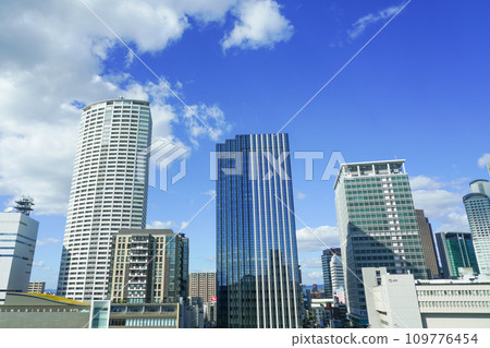 大阪中之島的摩天大樓（2023 年秋季拍攝） 109776454