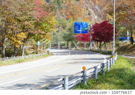 奧飛驒溫泉鄉平湯紅葉風景 奧飛驒溫泉鄉平湯紅葉風景 109776637
