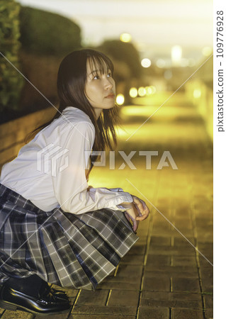 欣賞彩燈的女高中生 109776928
