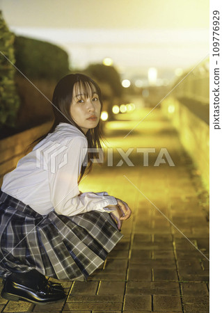 欣賞彩燈的女高中生 109776929