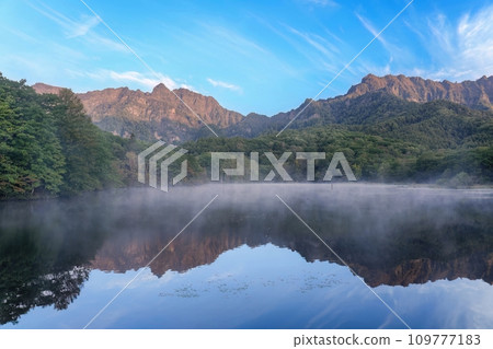 鏡池被朝陽染成的夢幻景色 109777183