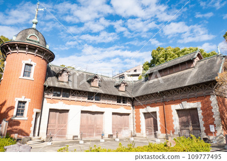 Former Kodera family stables in Sorakuen, Kobe City in autumn (Important Cultural Property) Former Kodera family stables in Sorakuen, Kobe City in autumn (Important Cultural Property) 109777495