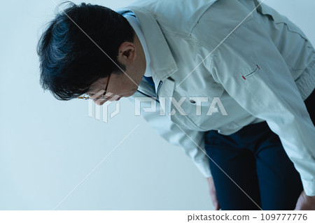 一個穿著工作服的男人道歉 109777776