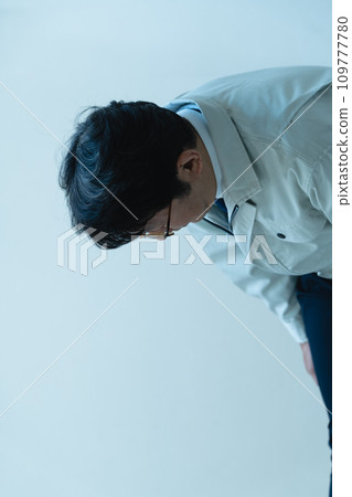 一個穿著工作服的男人道歉 109777780